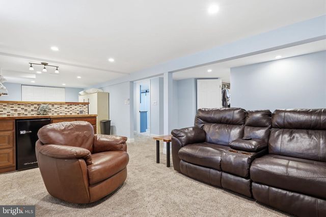 126 W MAPLE AVE, Morrisville, PA 19067