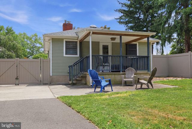 126 W MAPLE AVE, Morrisville, PA 19067