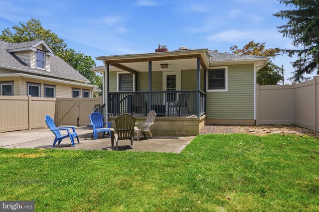 126 W MAPLE AVE, Morrisville, PA 19067