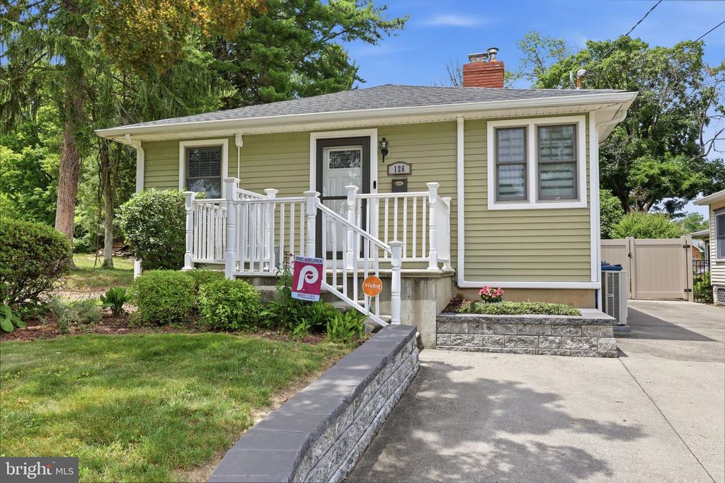 126 W MAPLE AVE, Morrisville, PA 19067