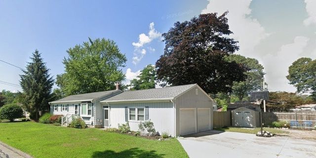 109 hawksley Avenue, Warwick, RI 02889