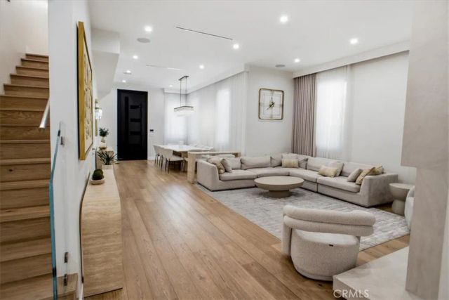 4342 Noble Avenue, Sherman Oaks, CA 91403