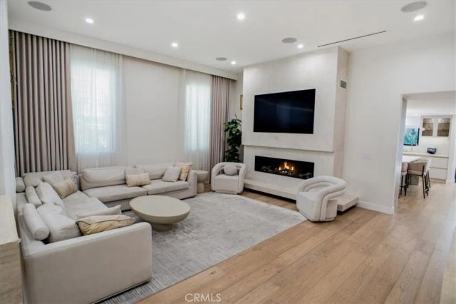4342 Noble Avenue, Sherman Oaks, CA 91403