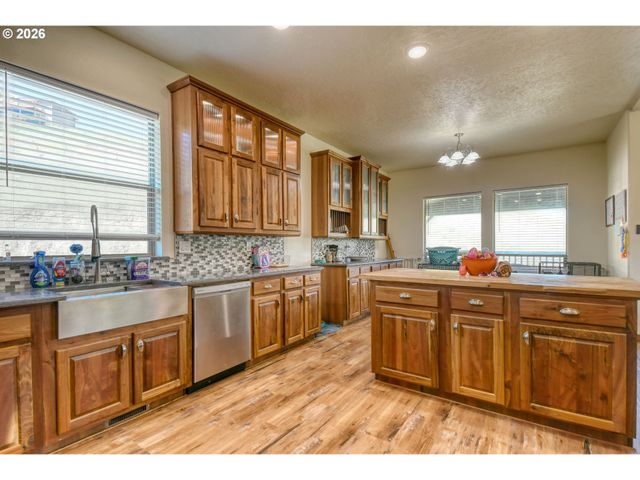 2221 Nw FURNISH Ave, Pendleton, OR 97801