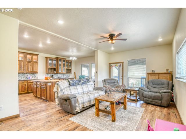 2221 Nw FURNISH Ave, Pendleton, OR 97801