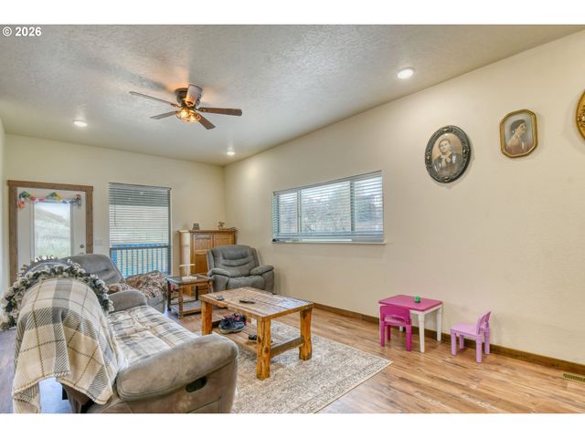 2221 Nw FURNISH Ave, Pendleton, OR 97801