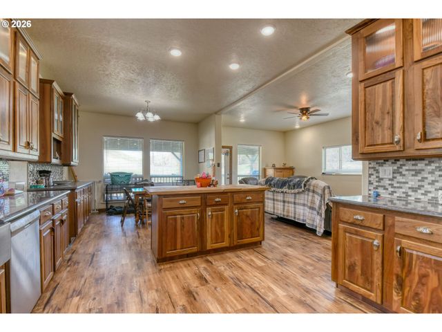 2221 Nw FURNISH Ave, Pendleton, OR 97801