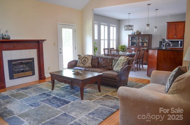 5665 Gold Creek Bay Drive, Hickory, NC 28601