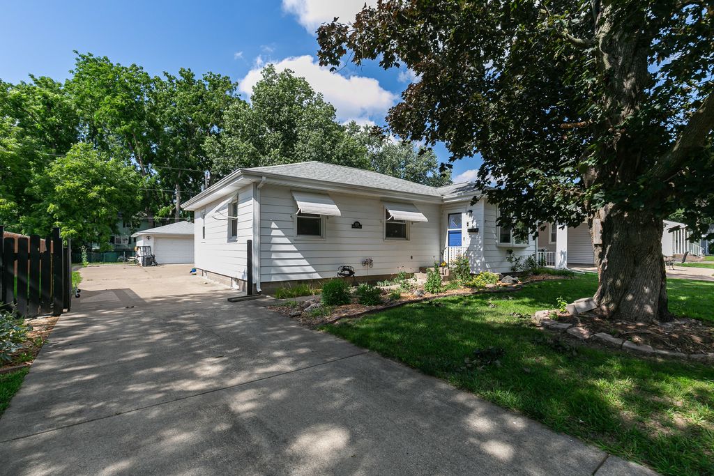 3224 W 17th Street, Davenport, IA 52804