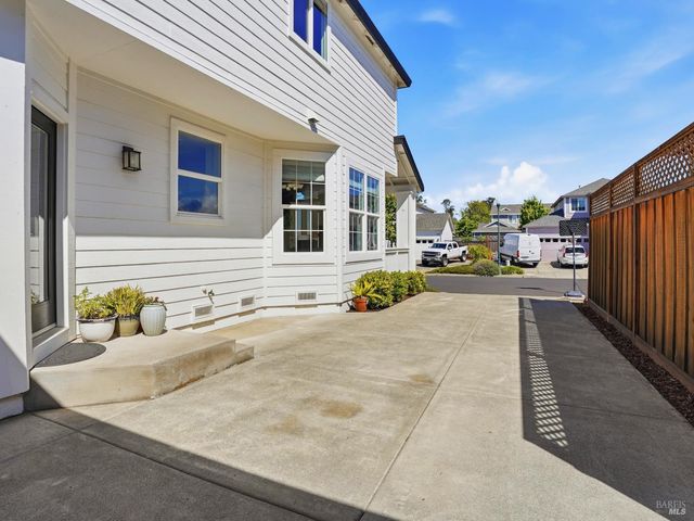 1295 Pedroncelli Dr, Windsor, CA 95492