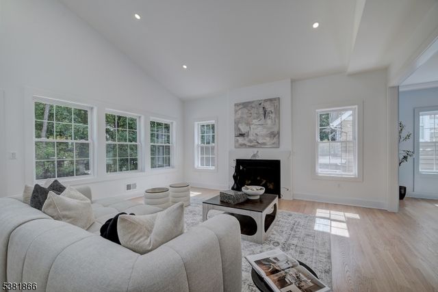 13 Collinwood Rd, Maplewood Twp., NJ 07040