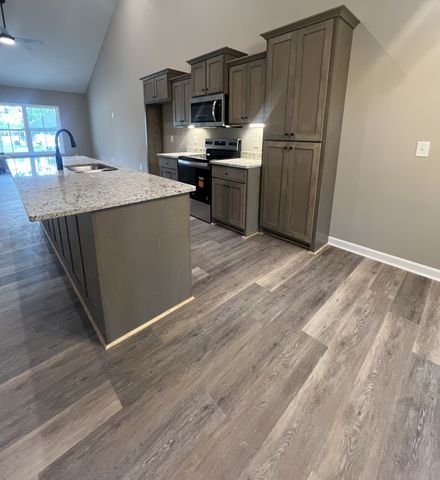 208 Strawberry St, Portland, TN 37148
