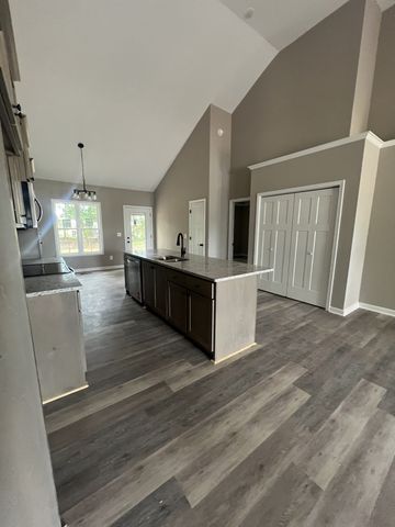 208 Strawberry St, Portland, TN 37148