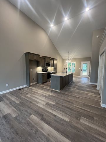 208 Strawberry St, Portland, TN 37148