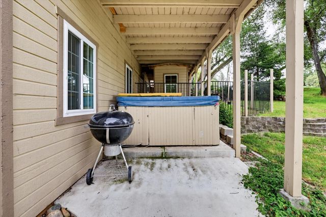 12341 Torrey Pines Dr, Auburn, CA 95602
