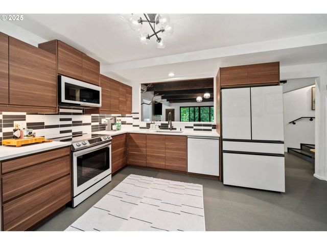 3777 PARKWOOD Way, West Linn, OR 97068