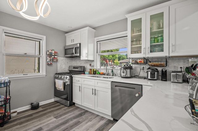 3712 W Kiley AVENUE, Milwaukee, WI 53209