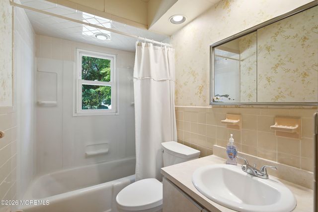15 Tamarack Drive, Manalapan, NJ 07726