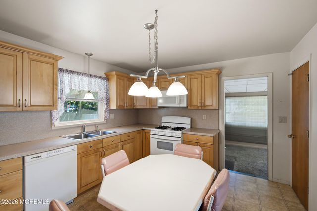 15 Tamarack Drive, Manalapan, NJ 07726