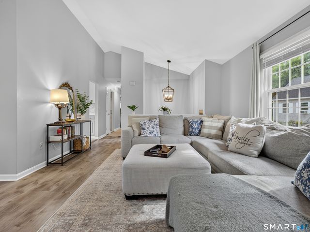 25 Penny Lane, New London, CT 06320