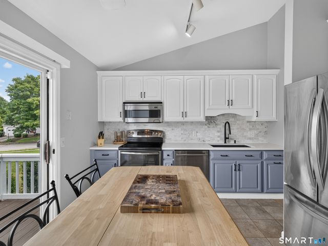 25 Penny Lane, New London, CT 06320