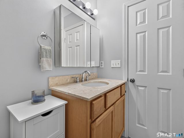 25 Penny Lane, New London, CT 06320