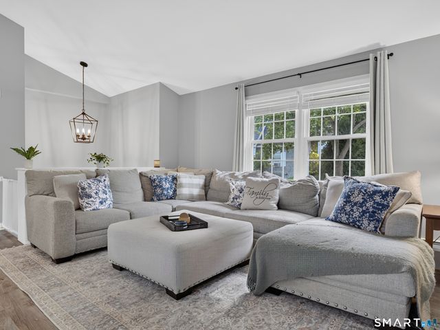 25 Penny Lane, New London, CT 06320
