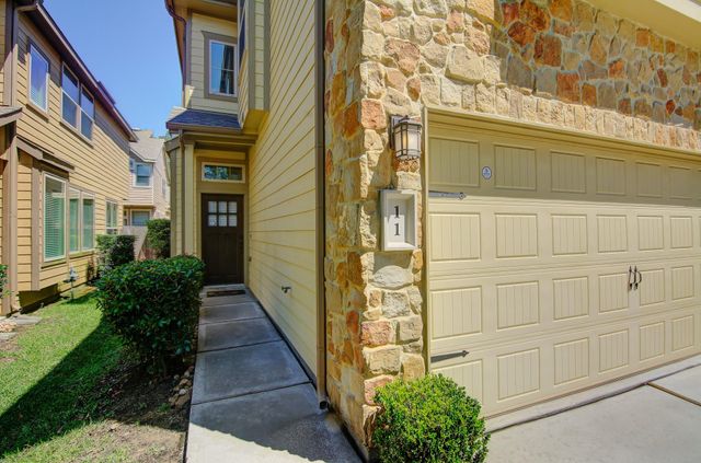 11 Cheswood Manor, The Woodlands, TX 77382