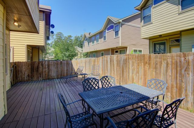 11 Cheswood Manor, The Woodlands, TX 77382