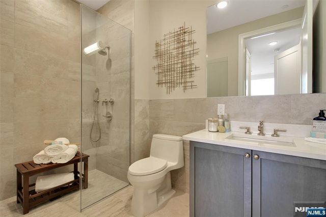 3 Somerset Lane 113, Edgewater, NJ 07020