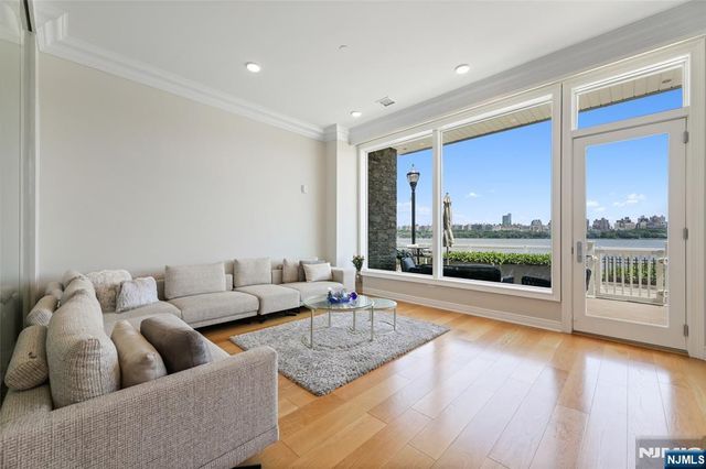 3 Somerset Lane 113, Edgewater, NJ 07020