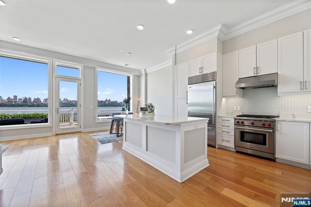 3 Somerset Lane 113, Edgewater, NJ 07020