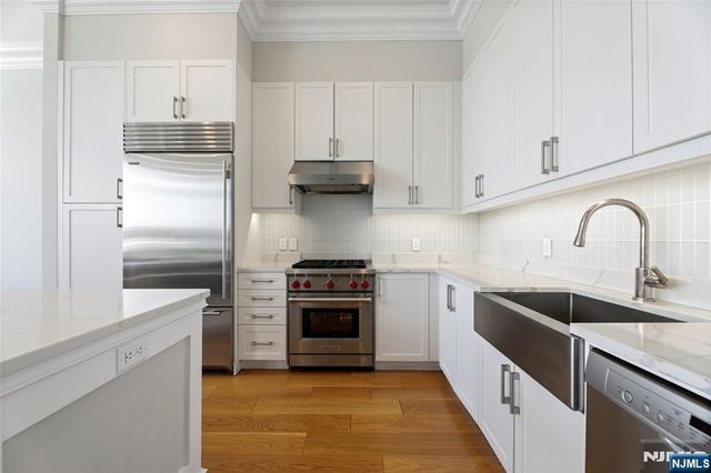 3 Somerset Lane 113, Edgewater, NJ 07020