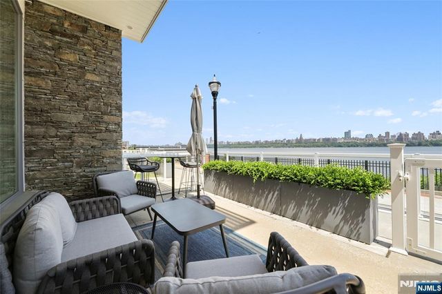 3 Somerset Lane 113, Edgewater, NJ 07020