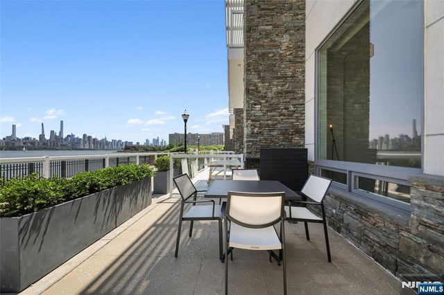 3 Somerset Lane 113, Edgewater, NJ 07020