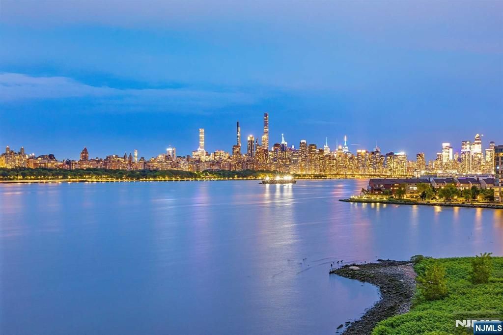 3 Somerset Lane 113, Edgewater, NJ 07020