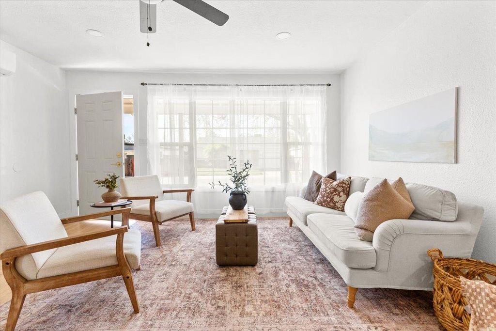 1531 Dickson St, Sacramento, CA 95822