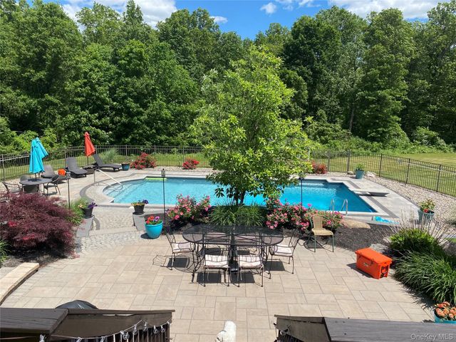 102 Luthien Forest Road, Rock Tavern, NY 12553