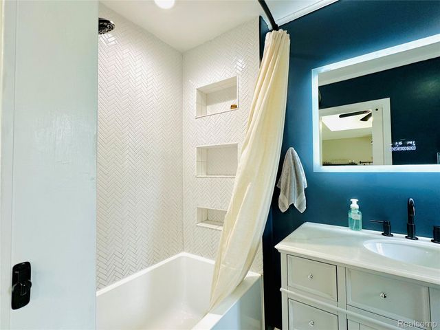 3584 Ashview Street, West Bloomfield Charter Township, MI 48324