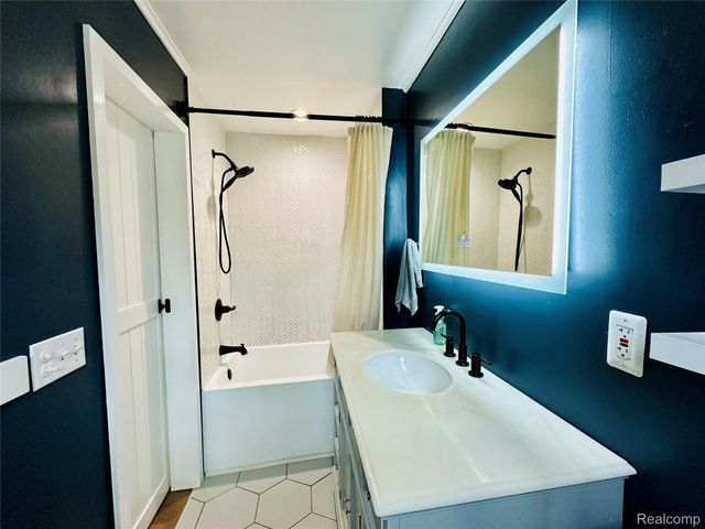 3584 Ashview Street, West Bloomfield Charter Township, MI 48324