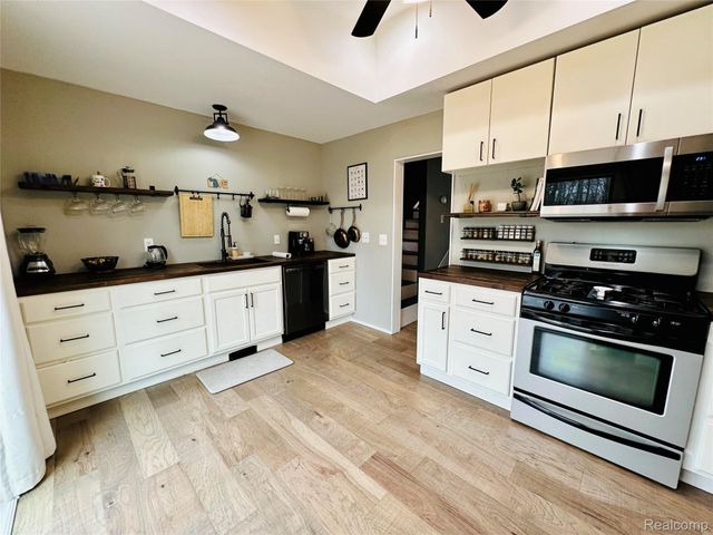 3584 Ashview Street, West Bloomfield Charter Township, MI 48324