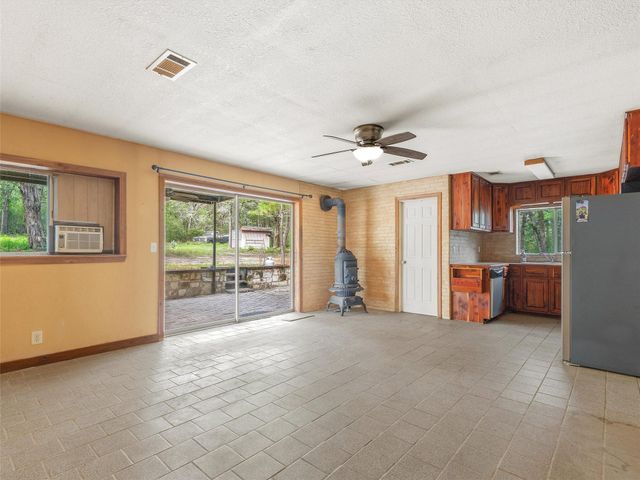 571 Pine Canyon DR, Smithville, TX 78957