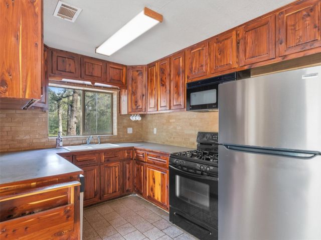 571 Pine Canyon DR, Smithville, TX 78957