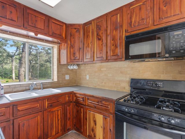 571 Pine Canyon DR, Smithville, TX 78957