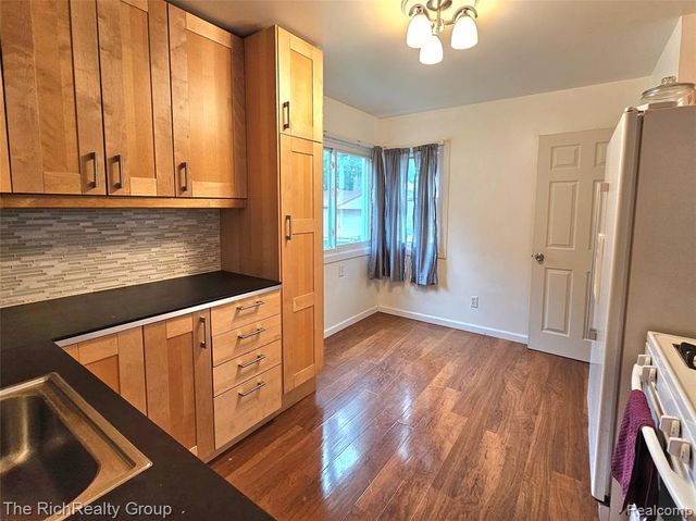 28522 Cambridge Street, Garden City, MI 48135
