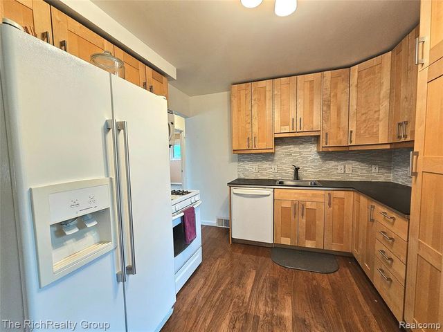 28522 Cambridge Street, Garden City, MI 48135