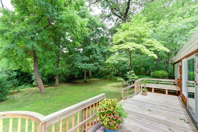 71 Knollwood Road, Roslyn, NY 11576