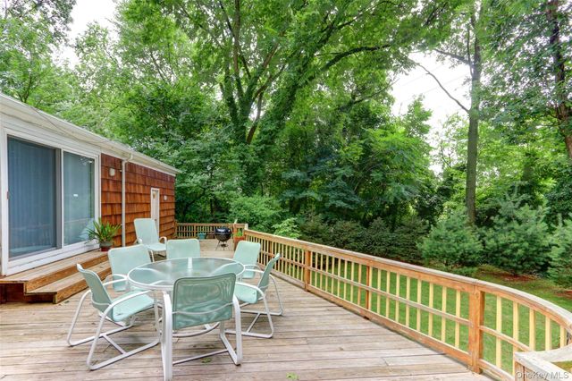 71 Knollwood Road, Roslyn, NY 11576