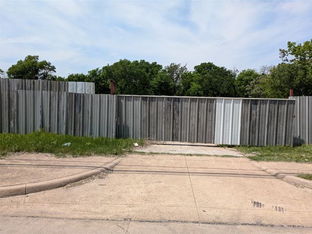 2421 Cedar Crest Boulevard, Dallas, TX 75203
