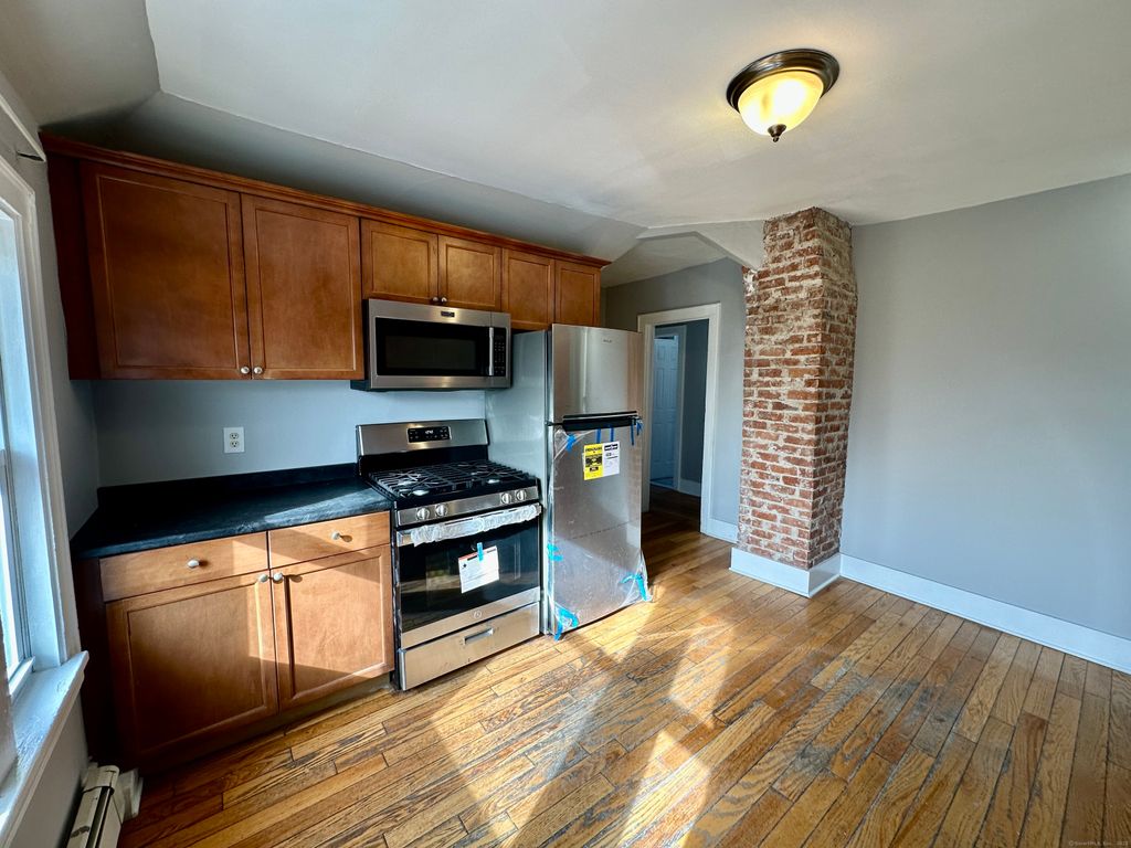 2683 Fairfield Avenue 3rd Fl, Bridgeport, CT 06605